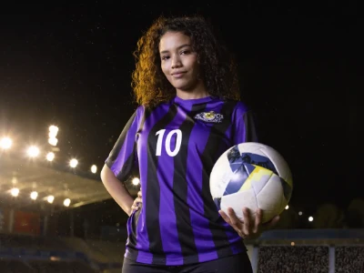 Kobieta stoi na balkonie przygotowując się do ćwiczeń